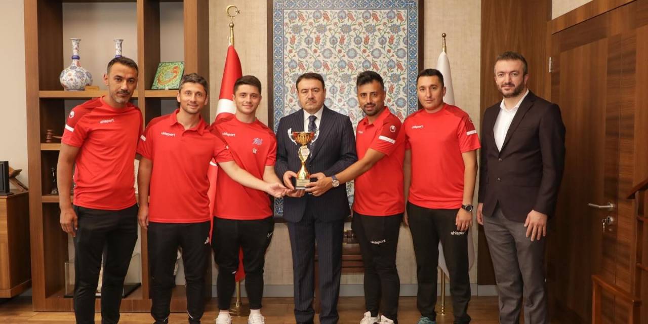 Vali Musa Işın, Türkiye Şampiyonu Kütahya Ecofirm Ayak Tenisi Takımını Ağırladı