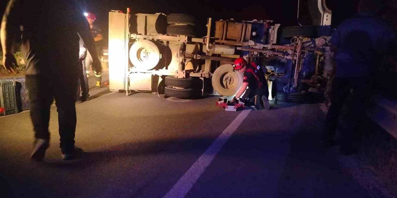 Bilecik’te Domates Yüklü Kamyon Devrildi, 2 Kişi Yaralandı