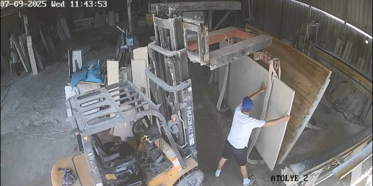 Mermer Tablanın Altında Kalan 19 Yaşındaki Genç Hayatını Kaybetti