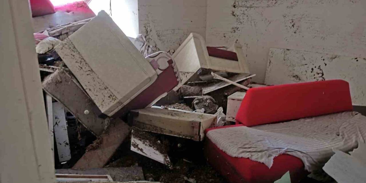 Ankara’da Yağış Sonrası Su Dolan Dairenin Duvarı Yıkılarak Kullanılmaz Hale Geldi