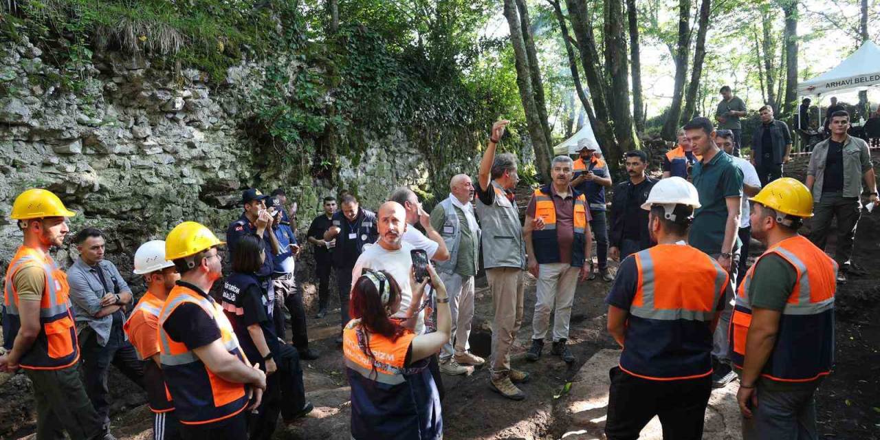 Artvin Valisi Ergün, Ciha Kalesi’ndeki Kazı Çalışmalarını İnceledi