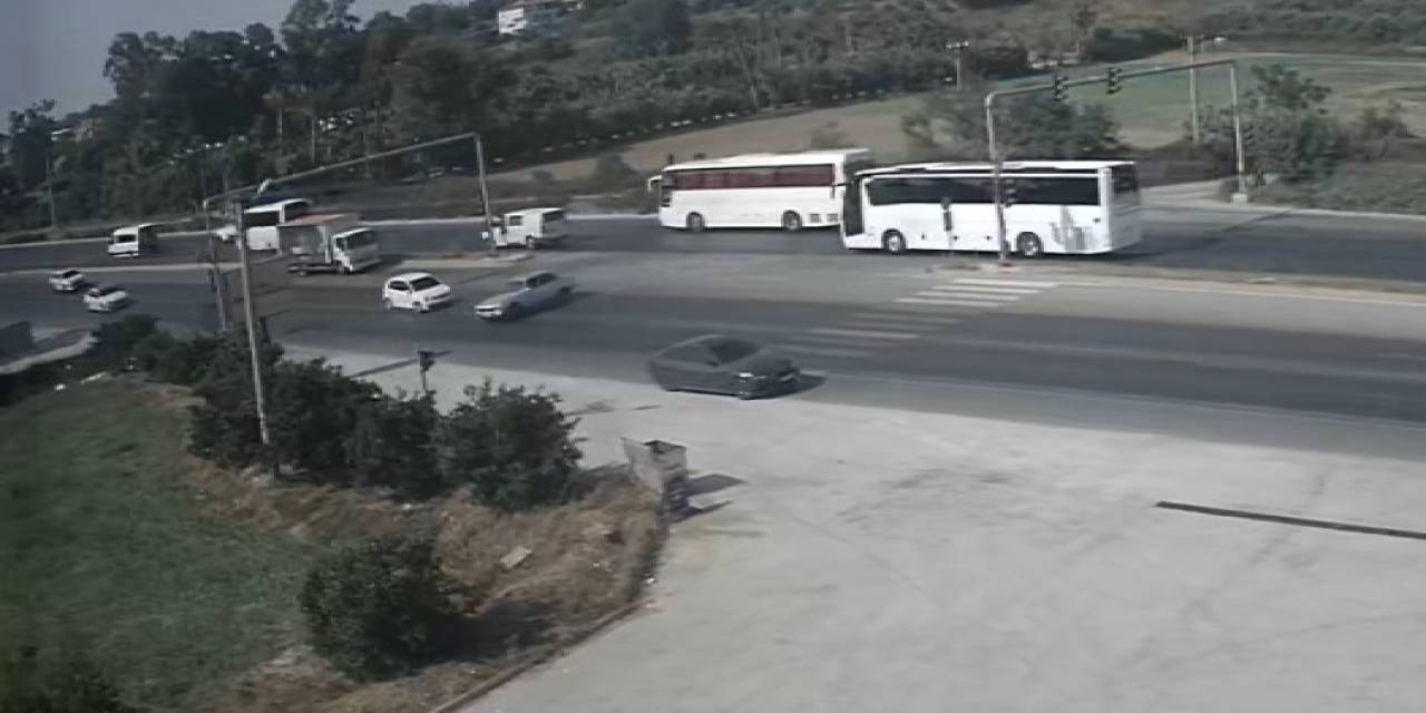 Manavgat’ta Otomobilin U Dönüşü Sonrası Kaza Anı Kamerada