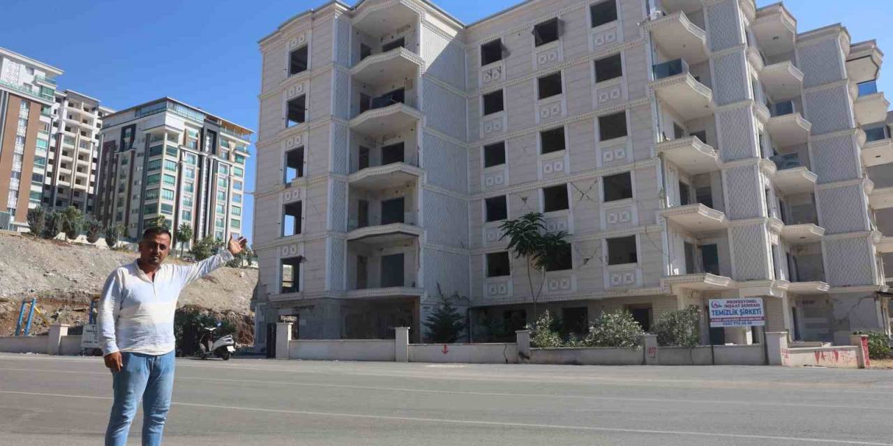 Canını Hiçe Sayıp Ağır Hasarlı Binaya Giren Vatandaşın, Yıkım Öncesi Yavru Köpeği Kurtardığı Anlar Kamerada