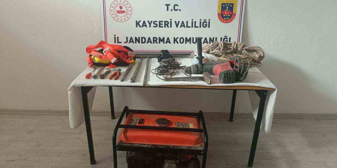 Kaçak Kazı Yapan 3 Kişi Yakalandı