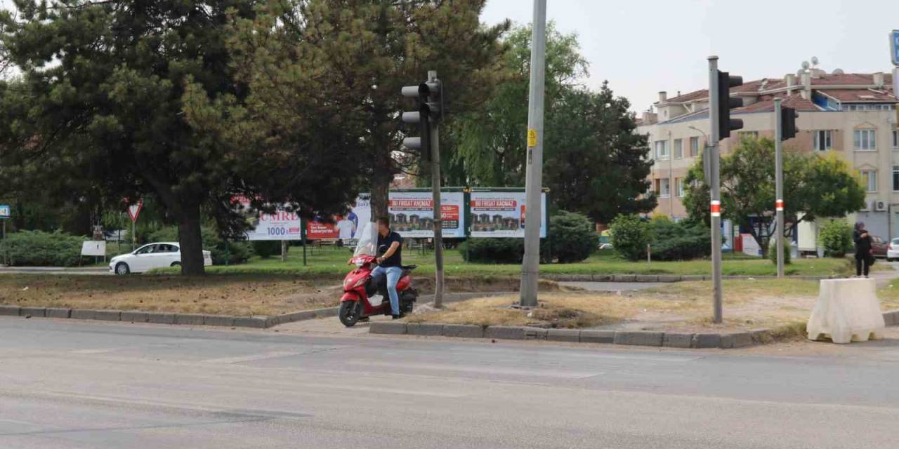 Hem Kask Takmadı Hem De Motosikletiyle Yaya Geçidinden Geçti