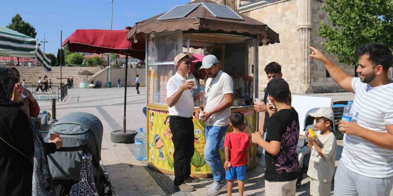 Seyyar Tezgahlarını Güneş Enerji Sistemiyle Aydınlatıyorlar