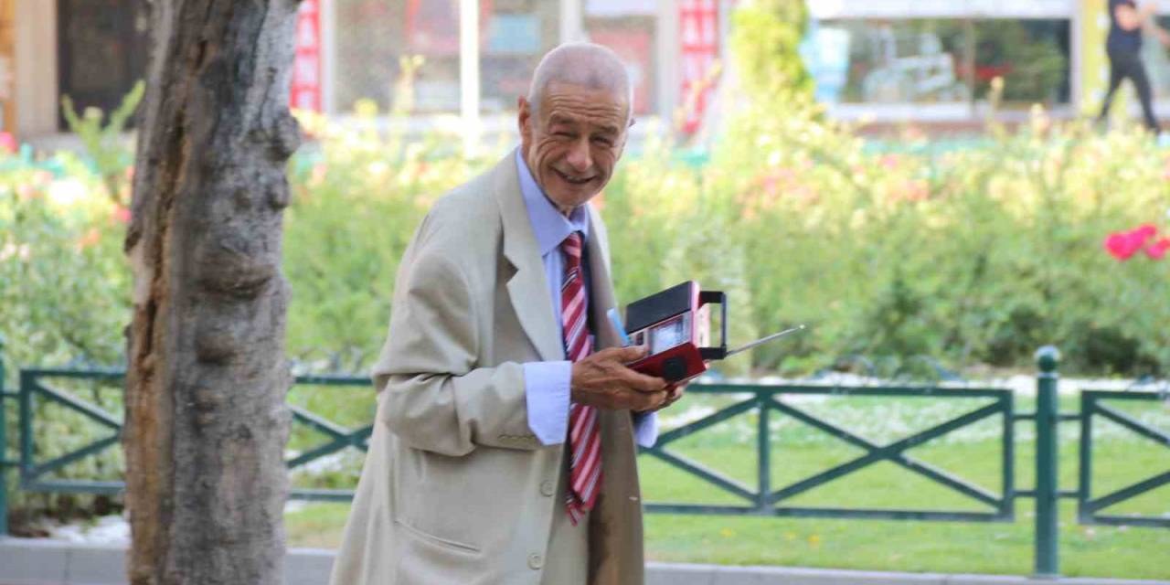 Elinde Teyp İle Sokak Sokak Gezerek Müzik Dinliyor