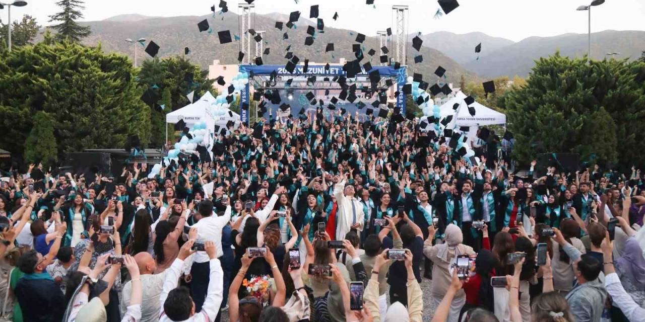 Btü’de Mezuniyet Sevinci Ve 15. Yıl Gururu Bir Arada