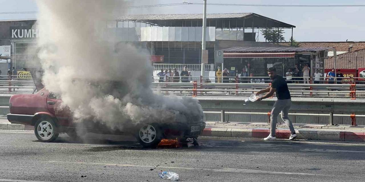 Alev Alan Otomobilini Kendi Çabasıyla Söndürmeye Çalıştı