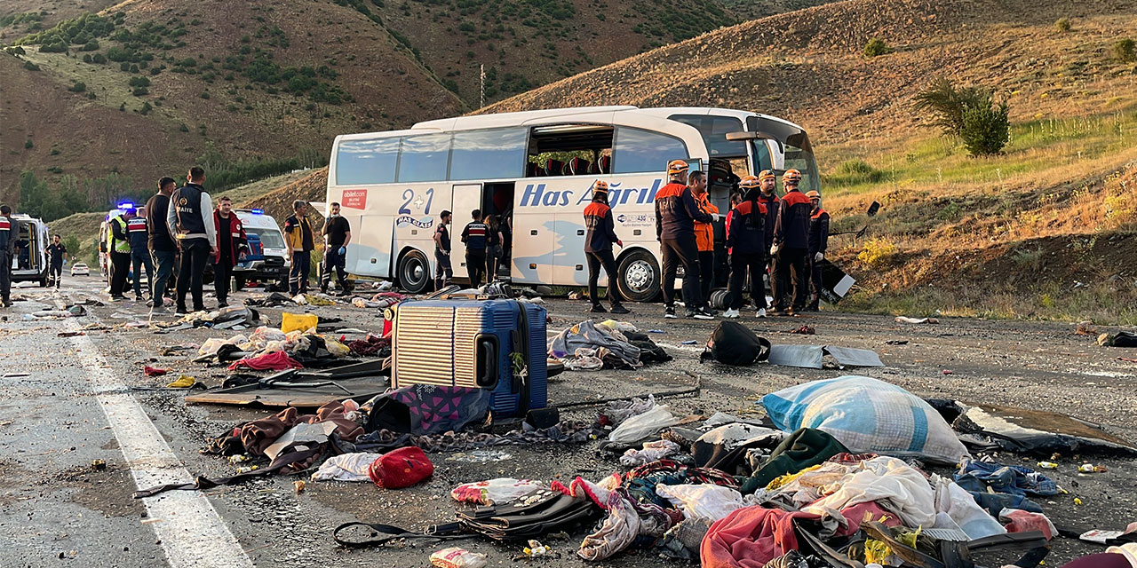 Yolcu otobüsü dağ yamacına çarptı: 4 ölü, 33 yaralı