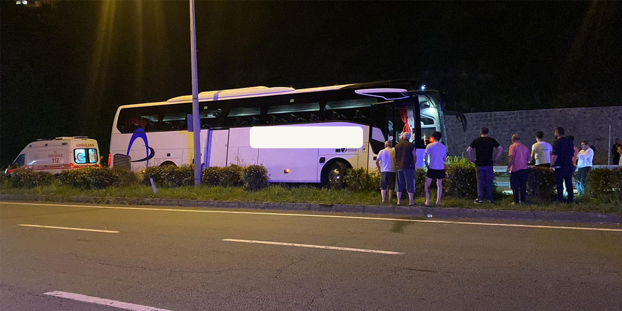 Rize'de otobüsün, çarptığı bariyerin üzerine çıkması kameraya yansıdı