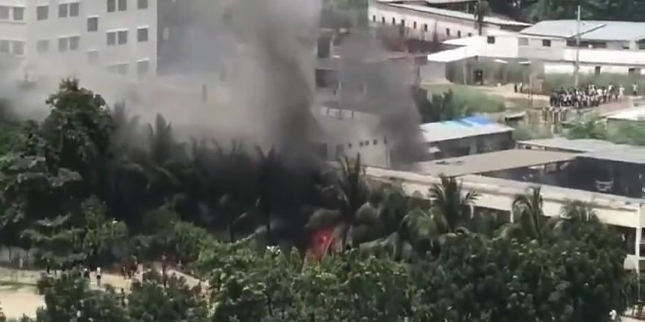 Bangladeş'te savaş uçağı üniversite kampüsüne düştü