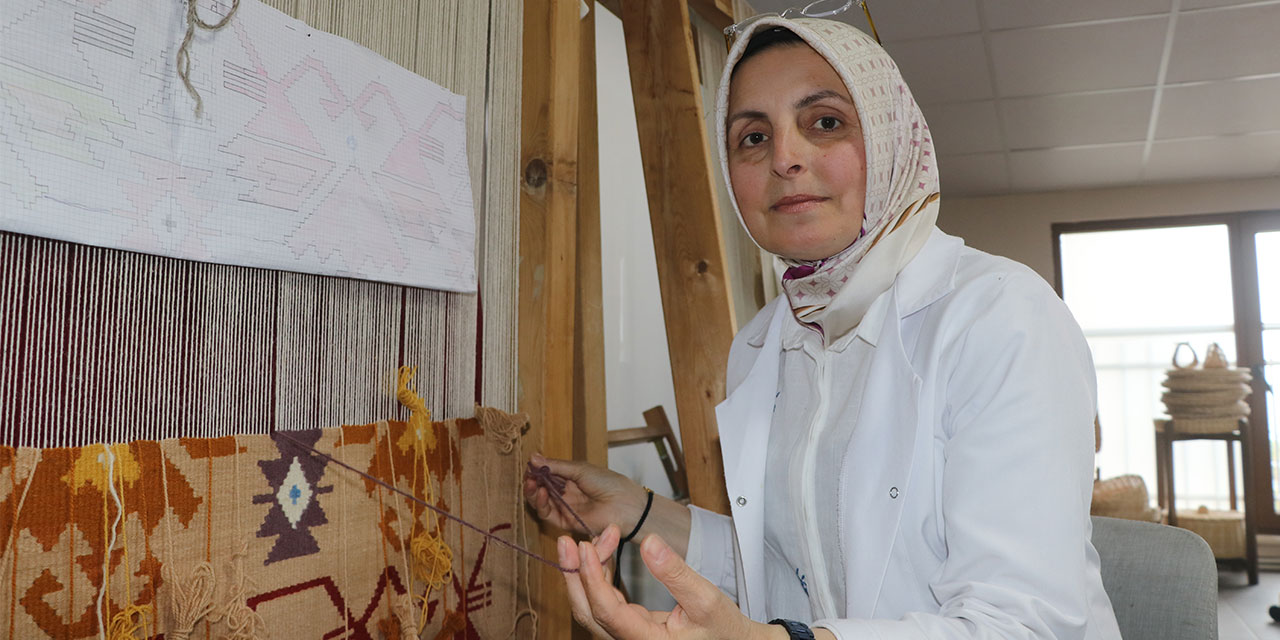 Üniversiteyi 47 yaşında bitirerek geleneksel el sanatlarında usta öğretici oldu