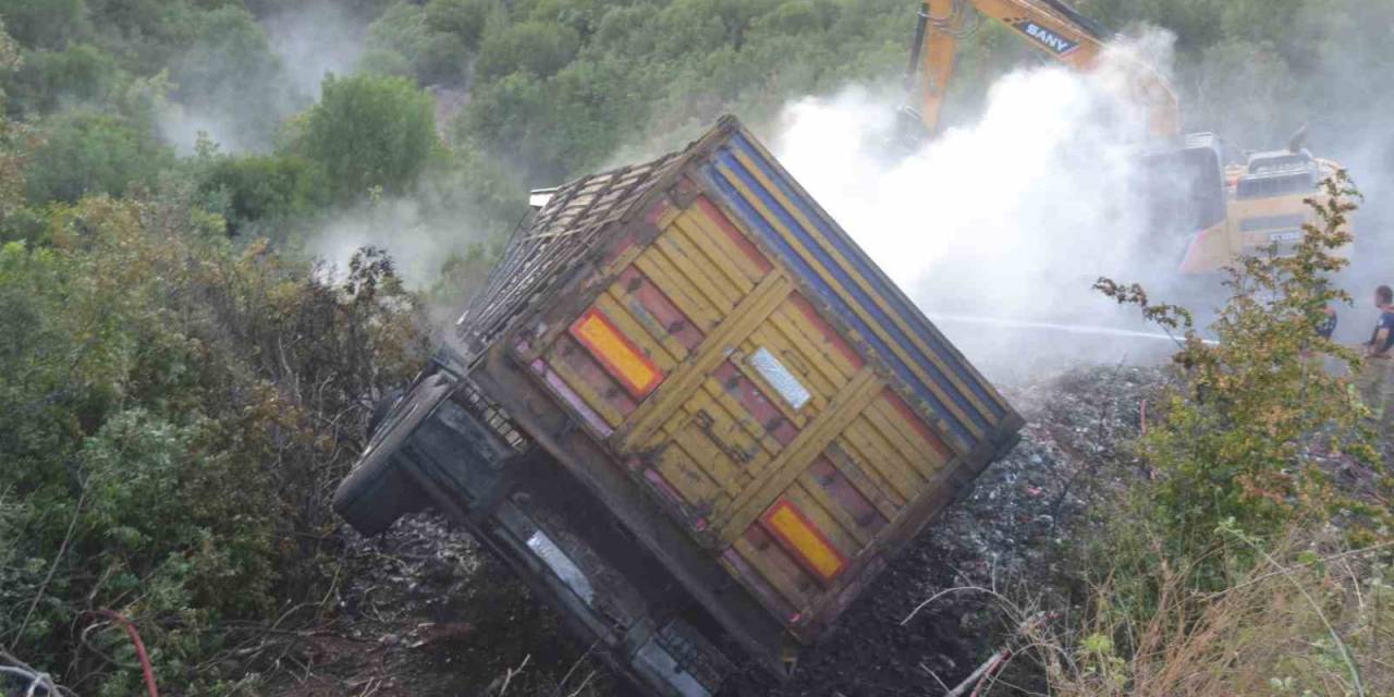 Manisa’da Alev Alan Kamyon Şarampole Uçtu, Yangın Ormana Sıçramadan Söndürüldü