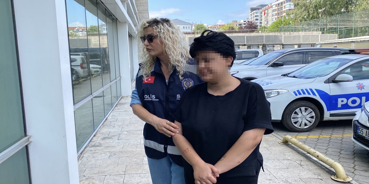 Annesini 11 yerinden bıçakla yaraladı