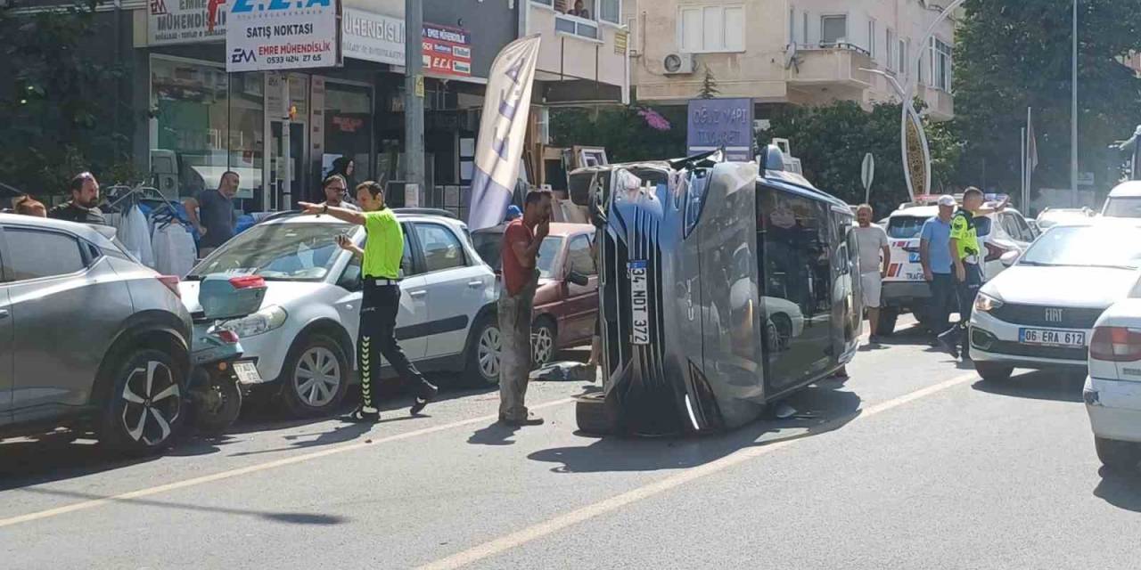 Yalova’da Suv Tipi Araç Park Halindeki İki Otomobile Çarparak Devrildi
