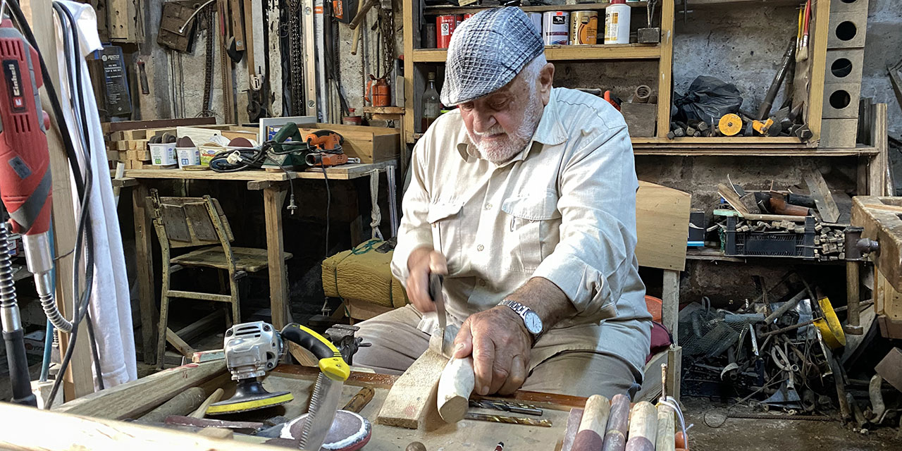 Rize'de emekli postacının ‘baston’ sanatı