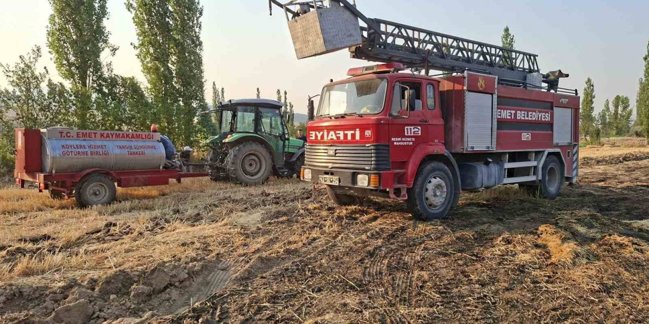 Kütahya’da 8 Dönüm Arazi Ve 180 Balya Saman Küle Döndü