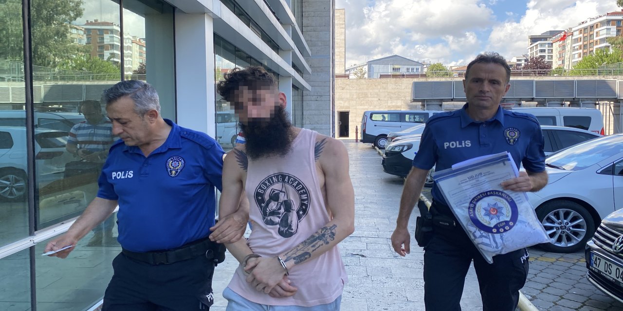 Yeğeniyle sevgili olduğu için kapısına geleni bıçakladı