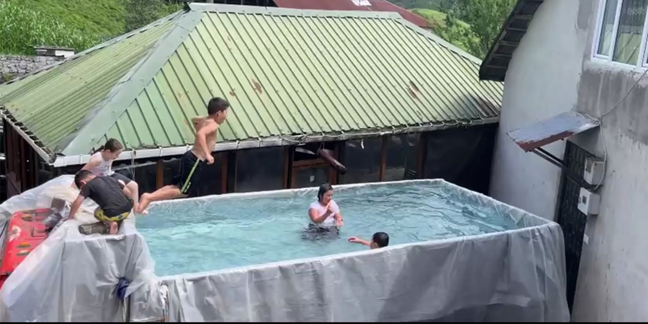 Rize'de kamyon kasasında çocukların yüzme keyfi kamerada