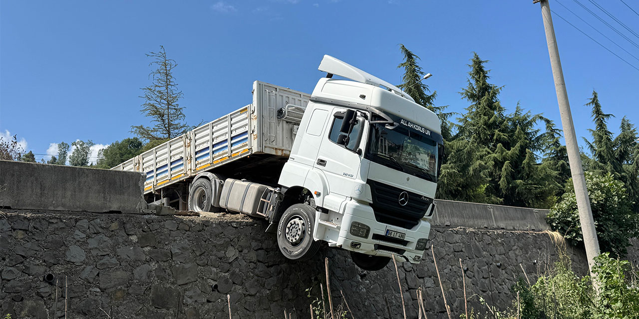 Freni boşaldığı öne sürülen saman yüklü TIR, beton bariyere çarptı