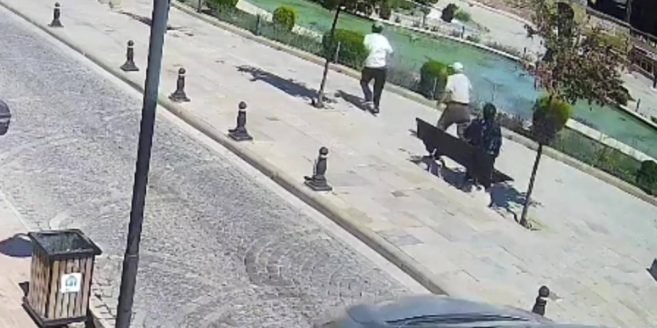 Telefon Dolandırıcısı, Yaşlı Kadının Paralarını Alıp Kaçtı: O Anlar Kamerada