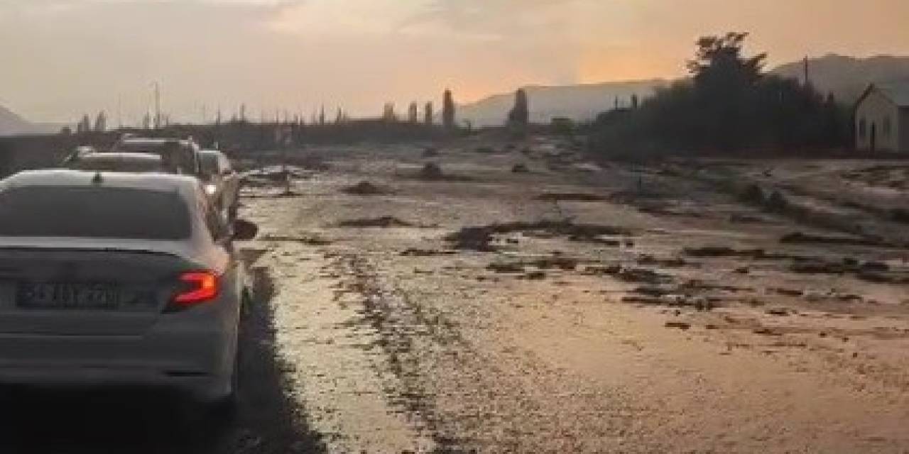Kağızman-ığdır Karayolu Sel Nedeniyle Ulaşıma Kapandı
