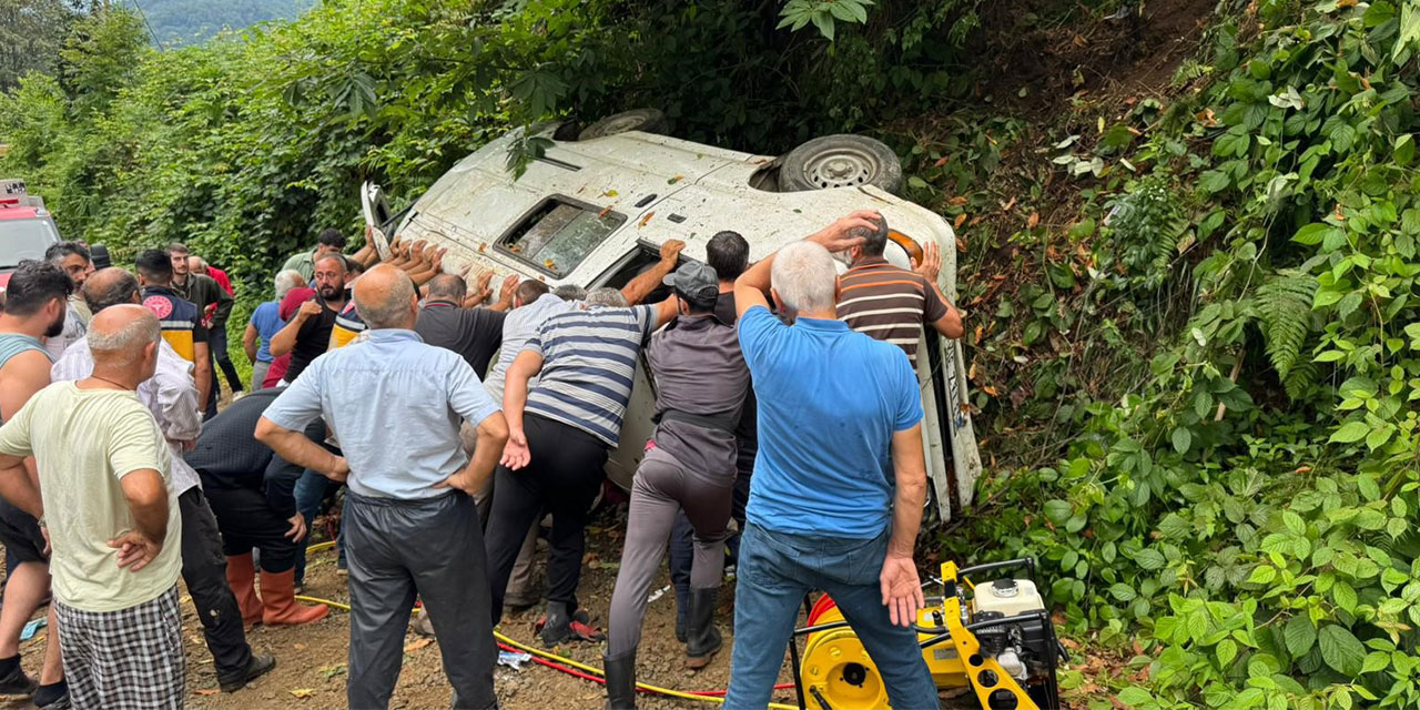 Rize'de minibüs, yamaçtan yuvarlandı; 2 ölü, 3 yaralı