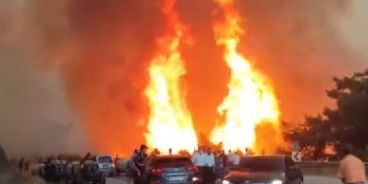 Alevler Karayolunu Böyle Sardı, Makam Araçları Az Daha Yanıyordu