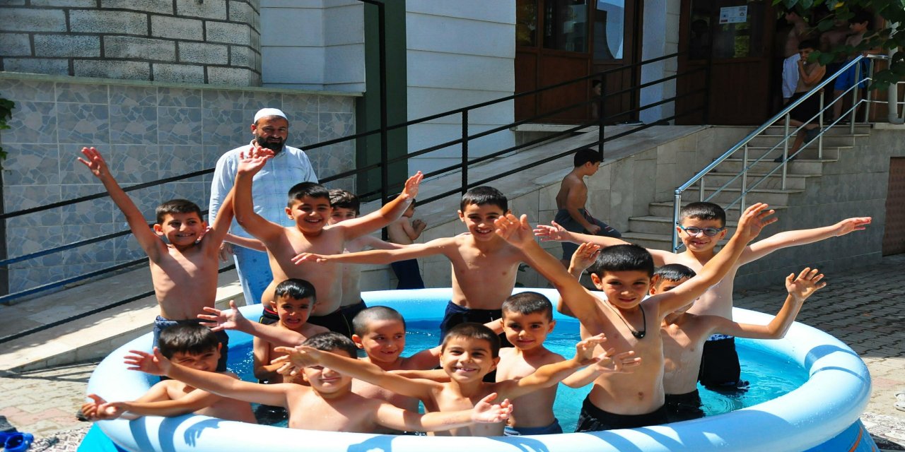 İmam cami bahçesine şişme havuz kurdu, çocuklar serinledi