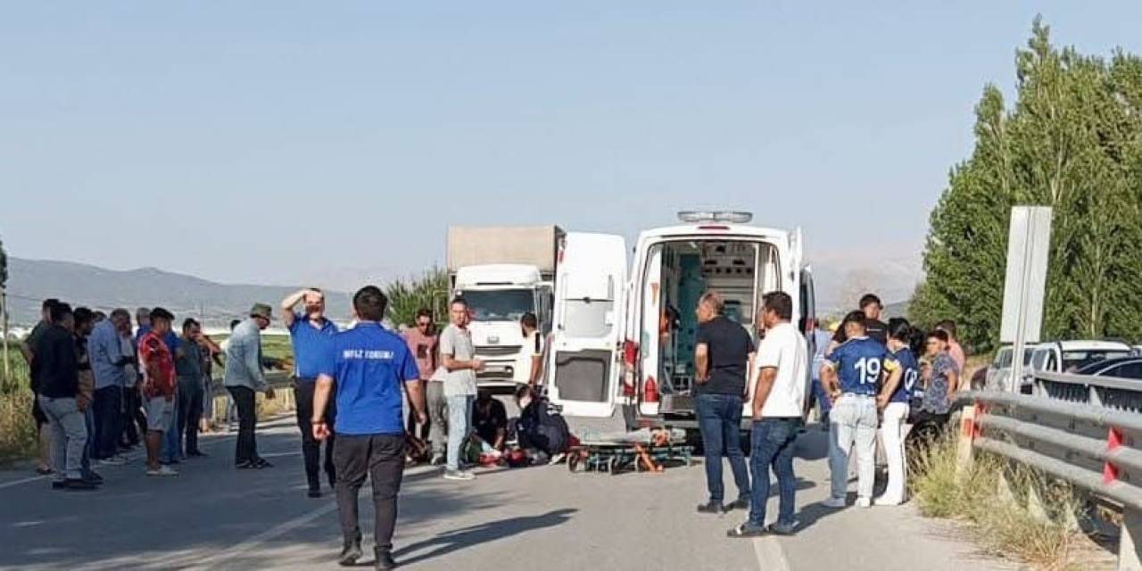 Lüks Otomobile Çarpan Motosikletin Sürücüsü Ağır Yaralandı