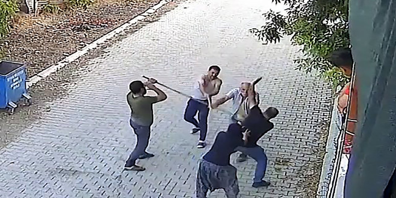 Miras anlaşmazlığı kavgasında tüfekle vurduğu oğullarını, yerde tekmelemiş