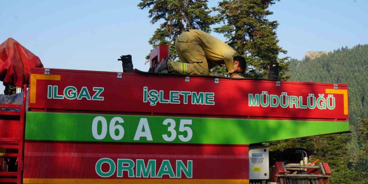 Yangınla Mücadele Arasında Araç Üzerinde Namazını Kıldı