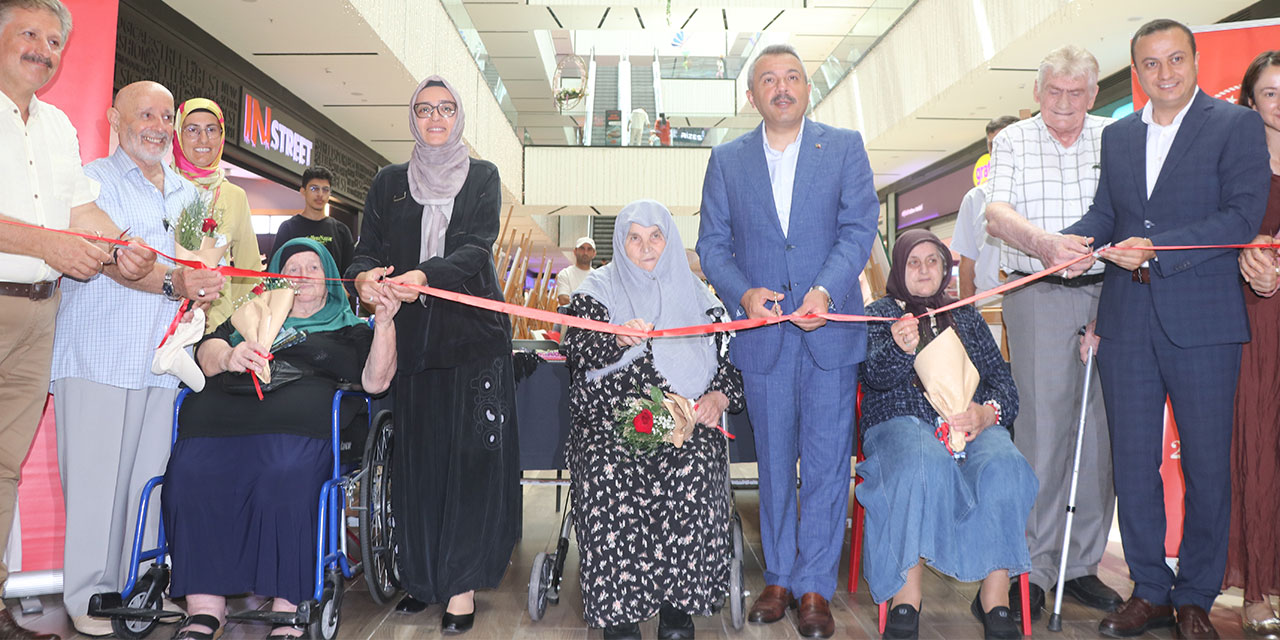 Rize'de huzurevi sakinlerinin el emeği ürünleri sergilendi