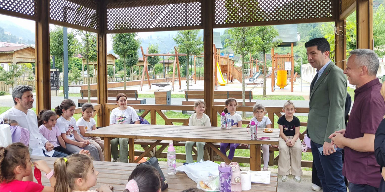 Kaymakam Gürdal ve Belediye Başkanı Özer’den Yaz Kur'an Kursu Öğrencilerine Dondurmalı Ziyaret