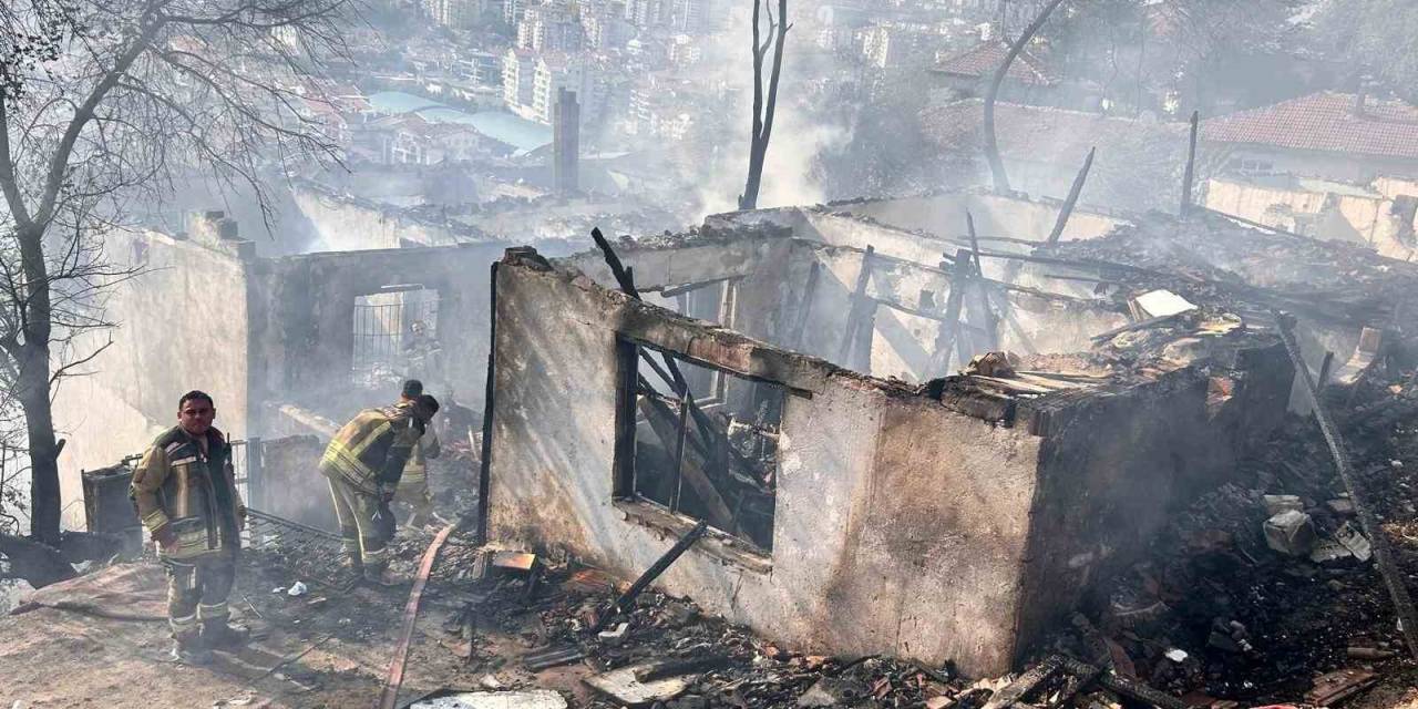 Ankara’da Ağaçlık Alanda Çıkıp Gecekondulara Sıçrayan Yangın Söndürüldü