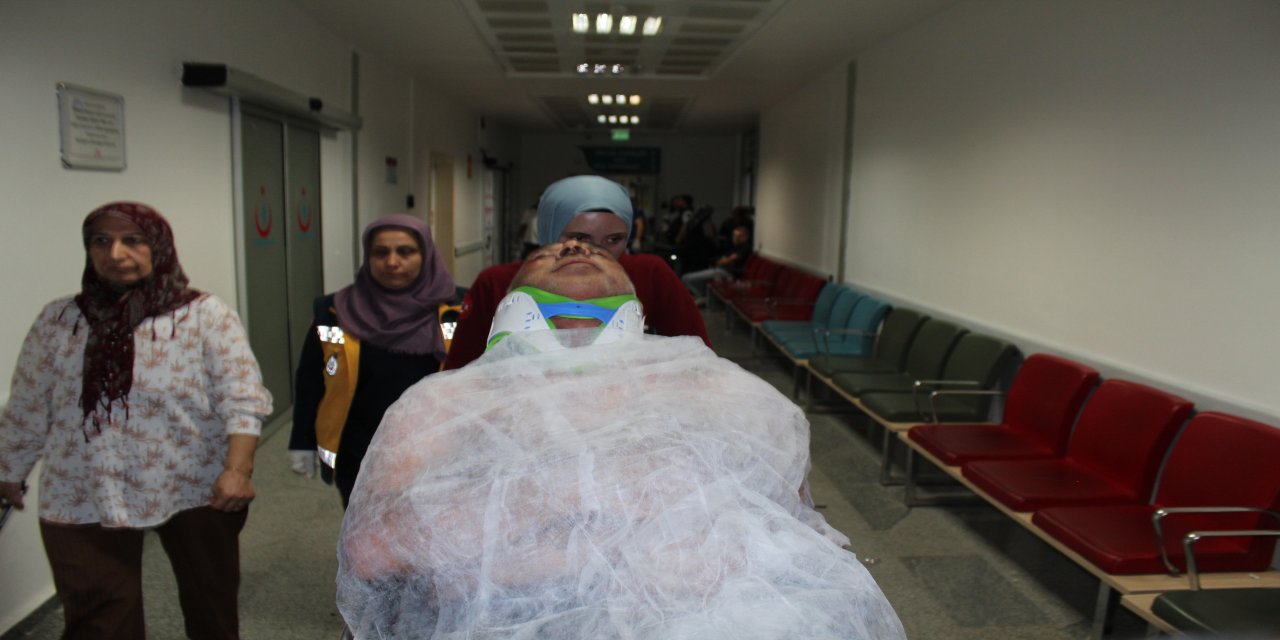 Yüksek sesle müzik dinleyenleri uyardı; göğsünden bıçaklandı