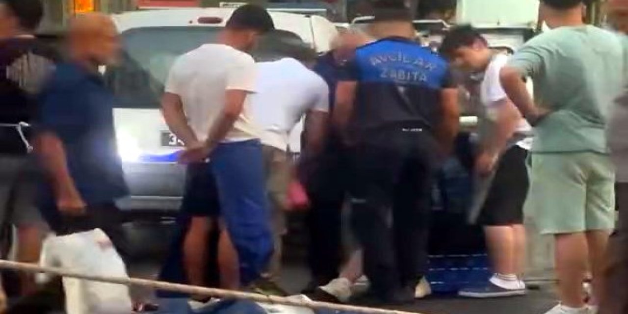 Avcılar’da pazarda başına demir direk düşen kişi yaralandı