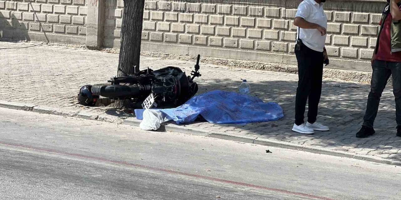 Konya’da Motosiklet Önce Bisikletliye Ardından Ağaca Çarptı: 2 Ölü