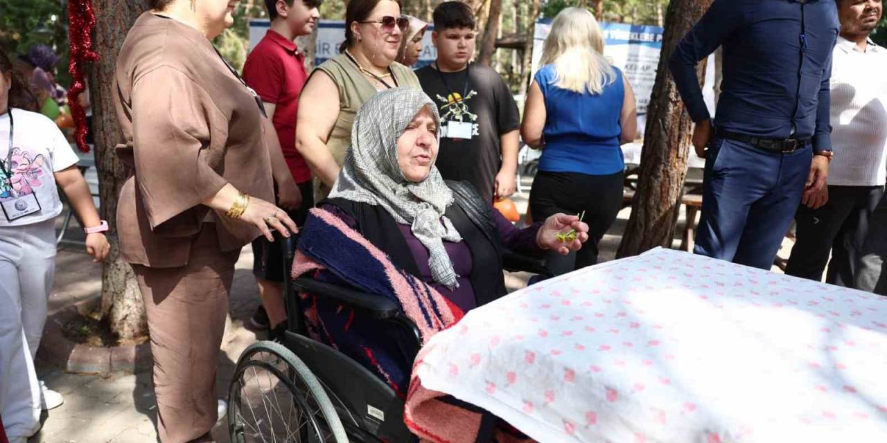 Sevgi Teyzeye Sevgi Dolu Yardım