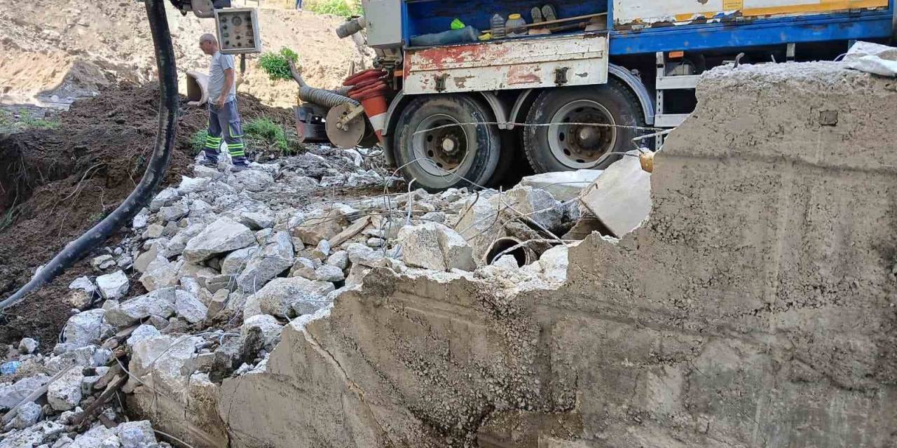 İş Makinesi Su Borusunu Patlattı: İstinat Duvarı Yıkıldı