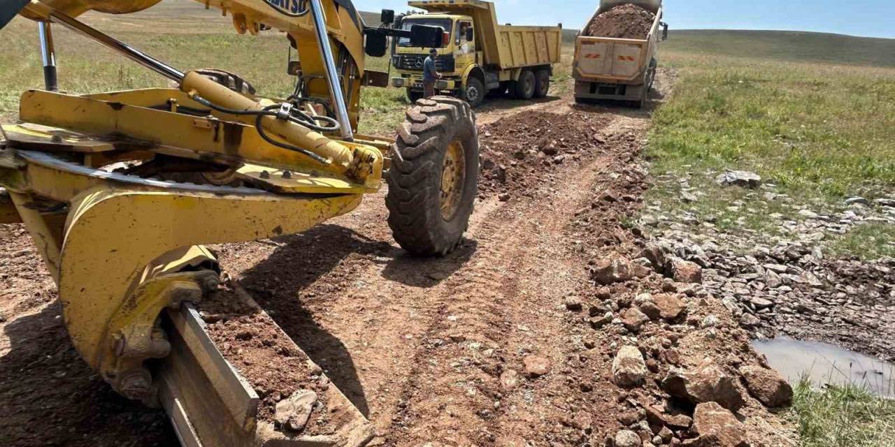 Kars’ta Yayla Yolları Yapımı Sürüyor
