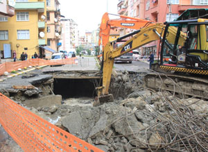 Rize’de  Yağış Nedeniyle Yol Çöktü, Çöken Yolun Altından Dere Çıktı