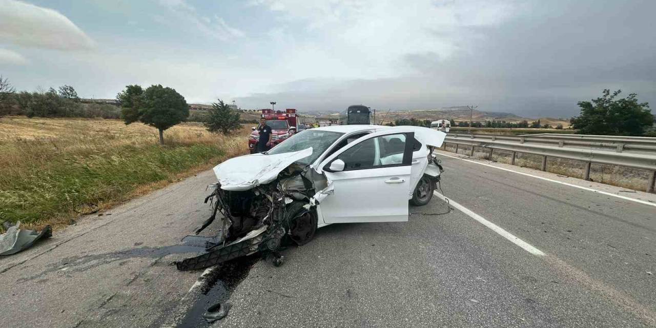 Amasya’da Otomobil Tıra Çarptı