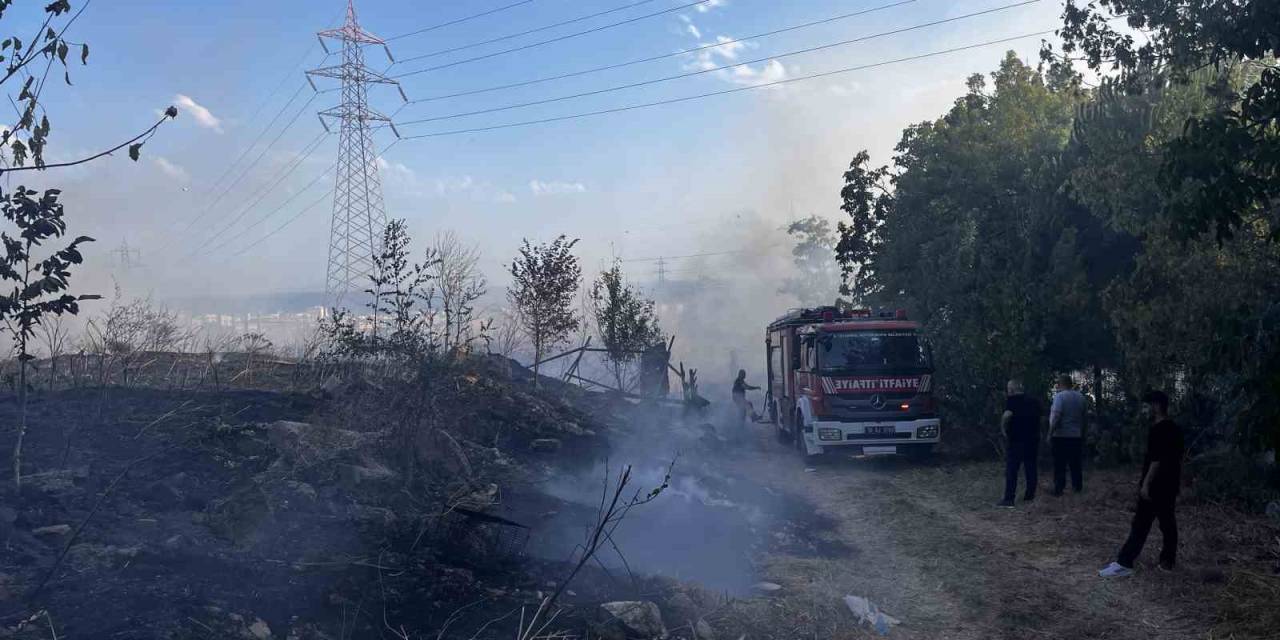 Esenyurt’ta Otluk Alanda Çıkan Yangın Söndürüldü