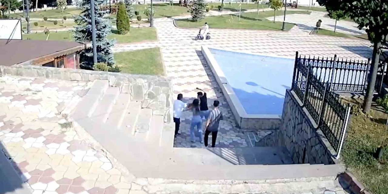 Parktaki Çifti Uyaran Muhtar Bıçaklandı: O Anlar Kamerada