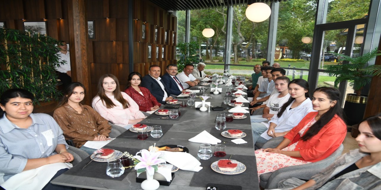 Başkan Genç, Özbek Öğrencilerle Yemekte Buluştu