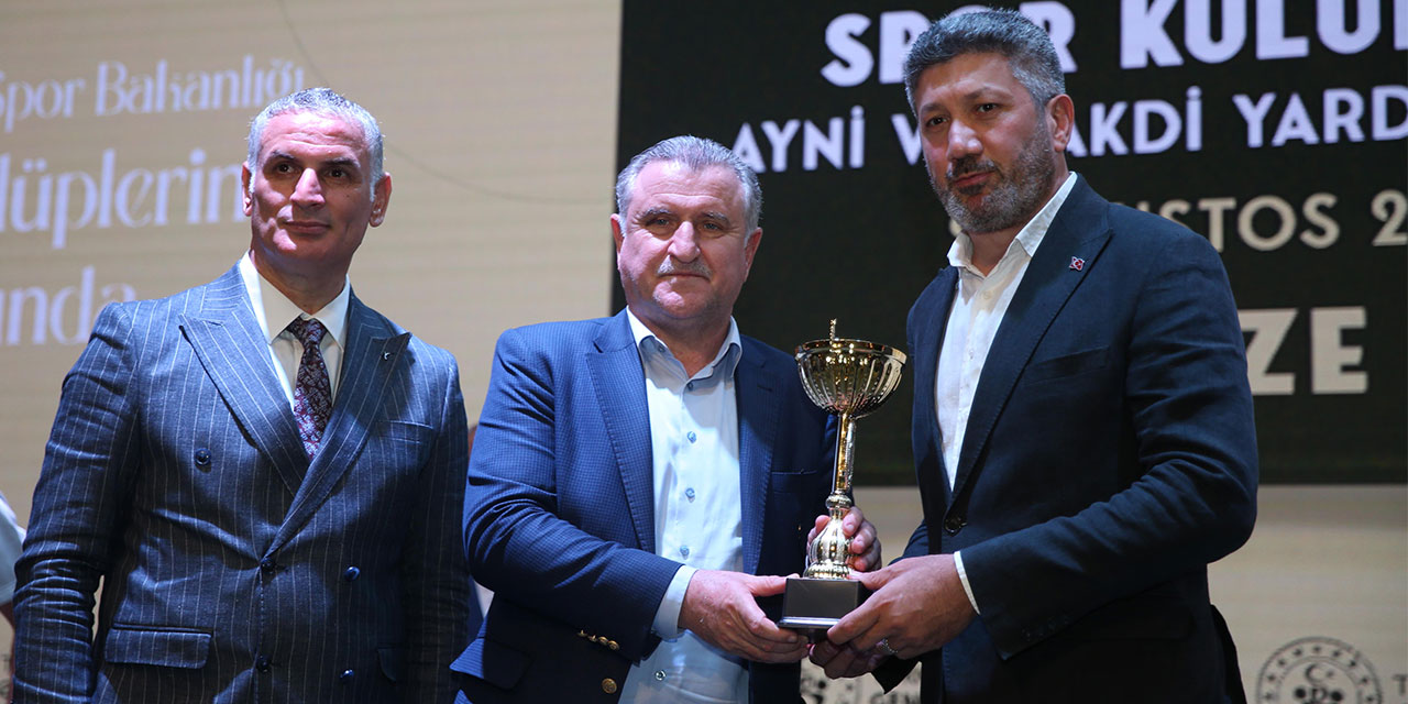 Bakan Bak, Rize'de Amatör Spor Kulüpleri Ödül Töreninde konuştu