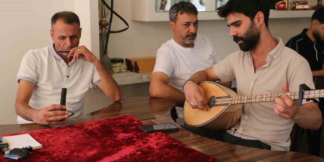 Sıcaklardan Bunalan Vatandaşlar Klimalı Ortamlarda Sazlı Türkülü Zaman Geçiriyor
