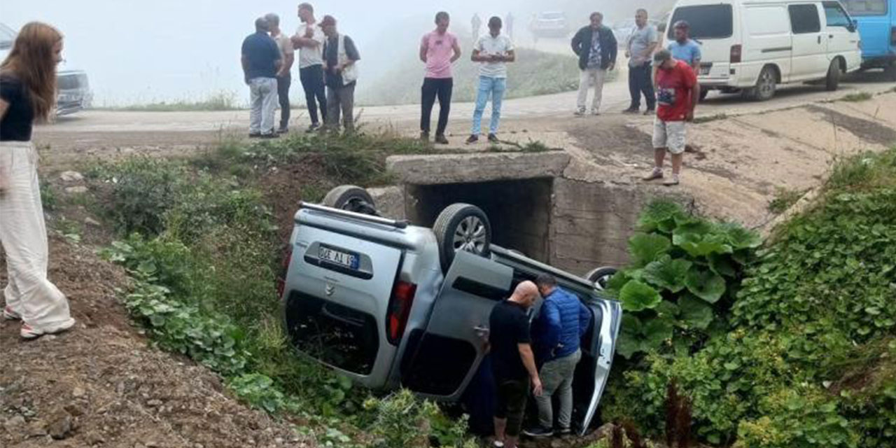 Gümüşhane’de yayla yolunda hafif ticari araç menfeze devrildi: 4 yaralı